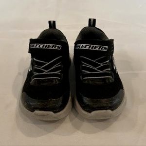 Toddler black sketches shoes size 5